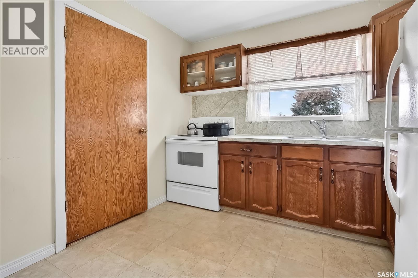 1220 Hochelaga Street W, Moose Jaw, Saskatchewan  S6H 2J4 - Photo 8 - SK032556