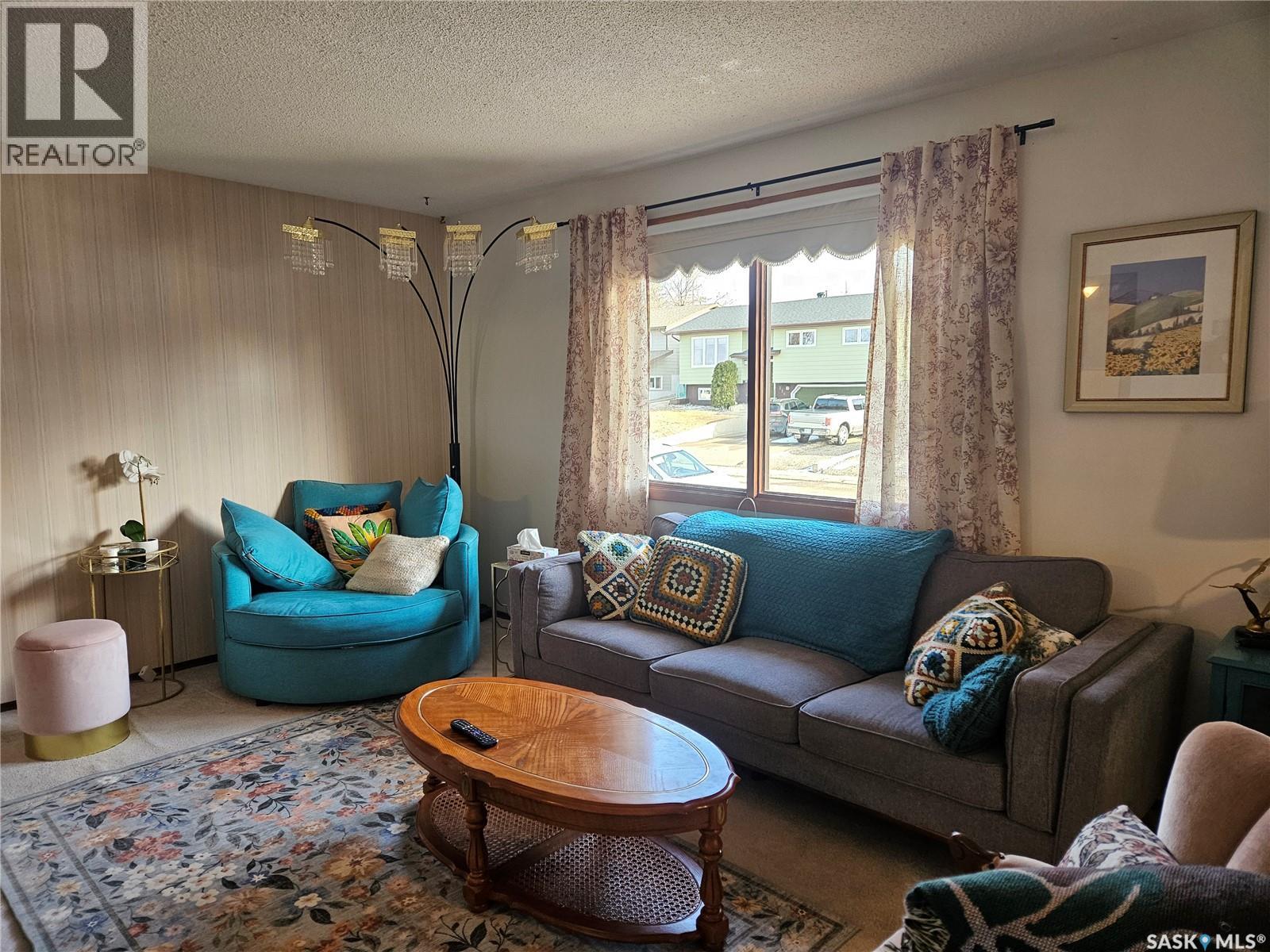 335 Aspen Drive, Swift Current, Saskatchewan  S9H 3Z8 - Photo 2 - SK032523