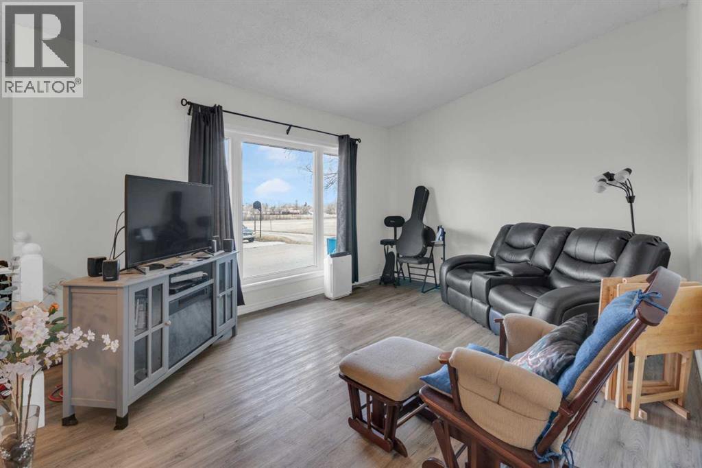 23 Beaver Place, Beiseker, Alberta  T0M 0G0 - Photo 3 - A2300496