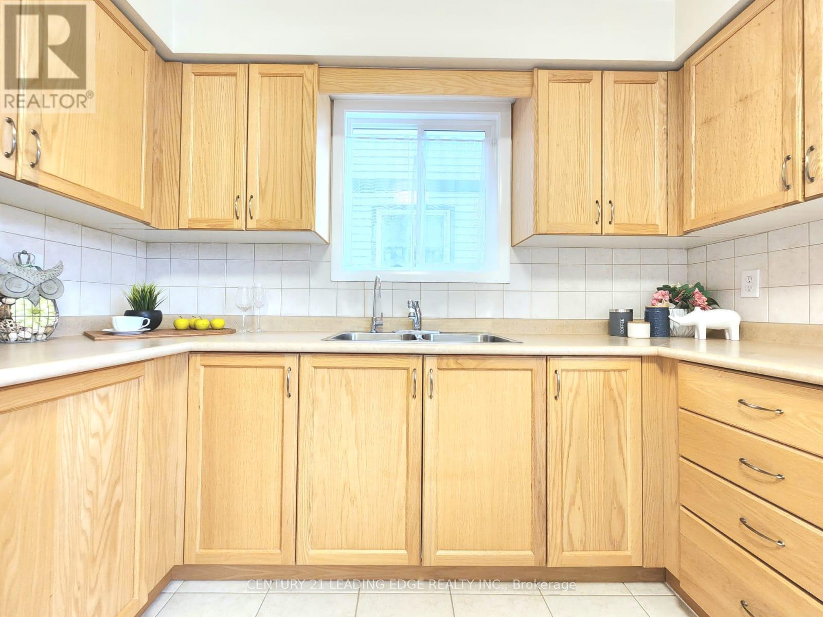 12 New Port Way, Markham, Ontario  L3T 2N2 - Photo 10 - N12983970