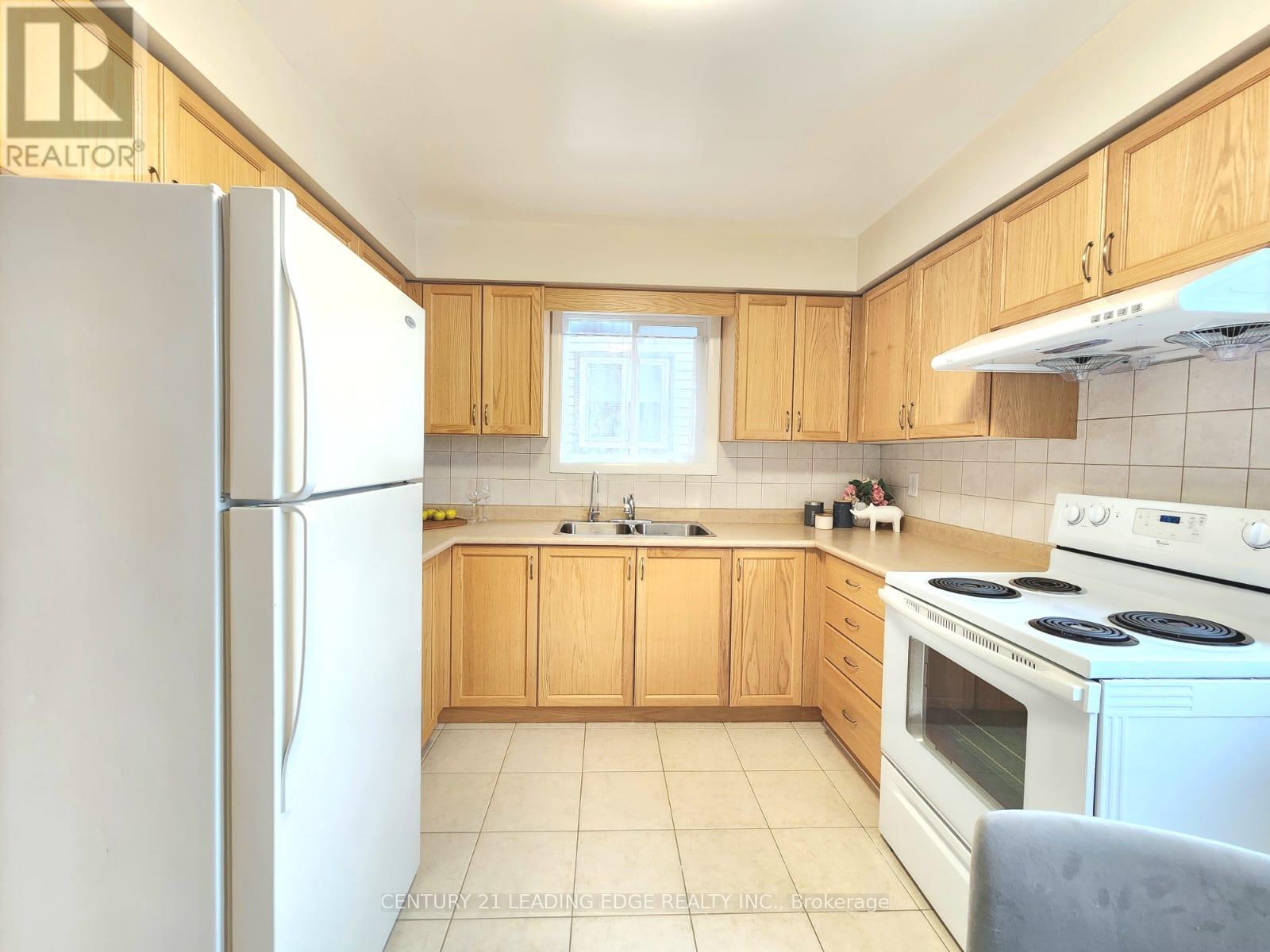 12 New Port Way, Markham, Ontario  L3T 2N2 - Photo 11 - N12983970