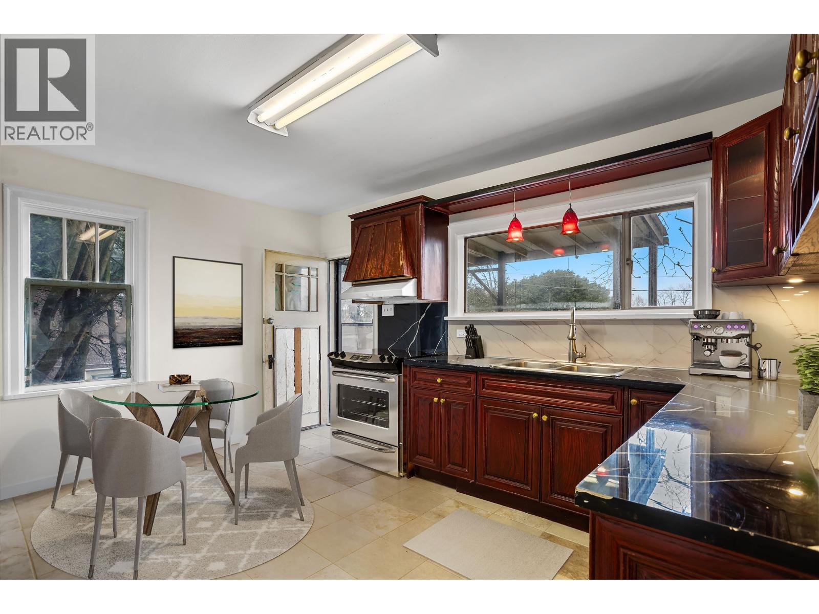 454 Rousseau Street, New Westminster, British Columbia  V3L 3R3 - Photo 2 - R3109448