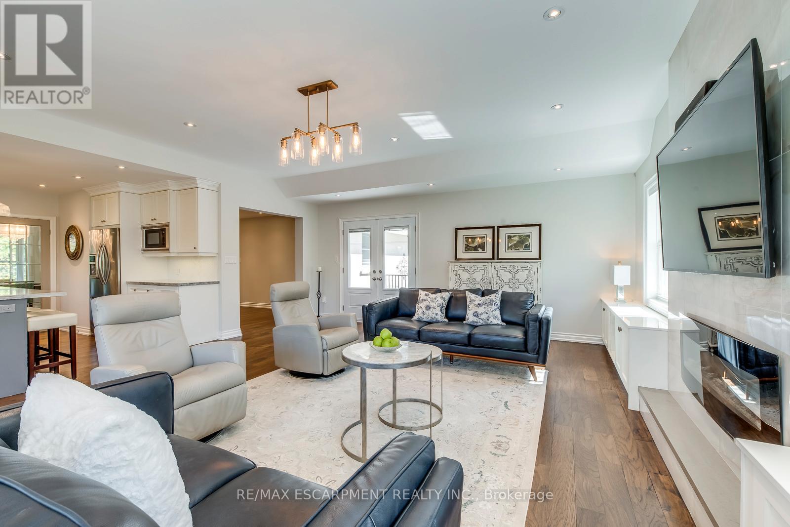 4306 Lakeshore Road, Burlington, Ontario  L7L 1A8 - Photo 10 - W12983948