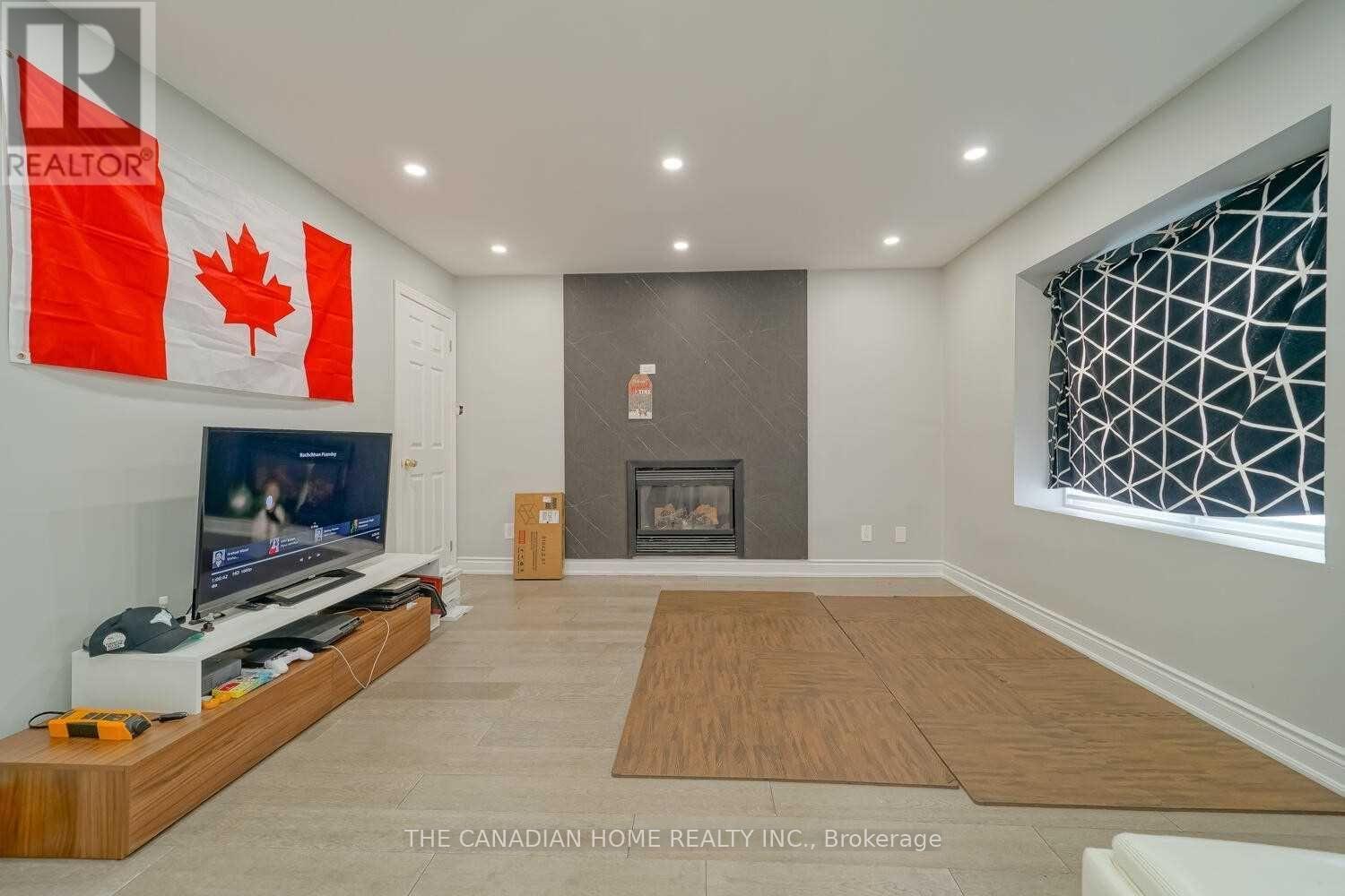 64 Somerset Drive, Brampton, Ontario  L6Z 1C5 - Photo 3 - W12983988