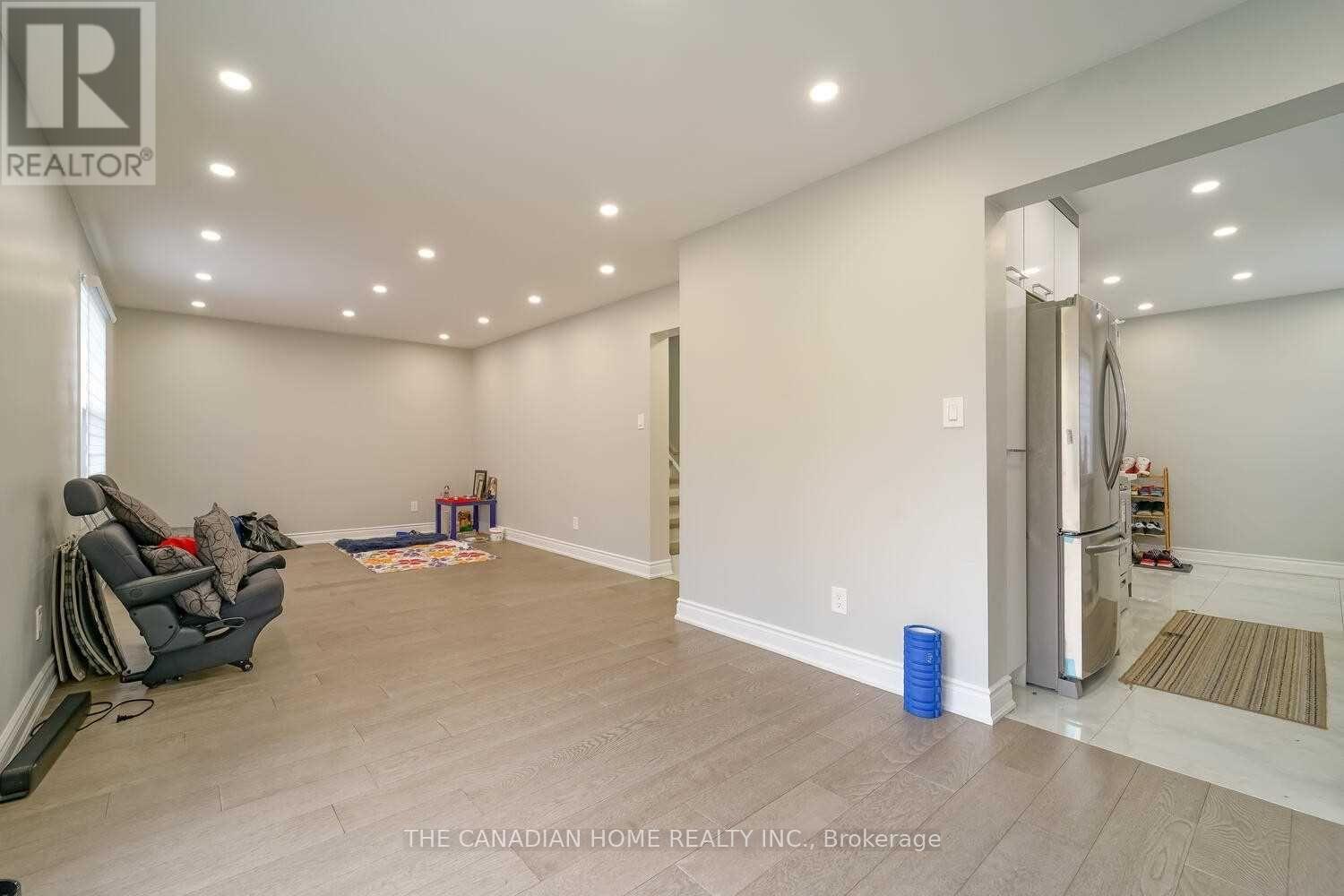 64 Somerset Drive, Brampton, Ontario  L6Z 1C5 - Photo 5 - W12983988