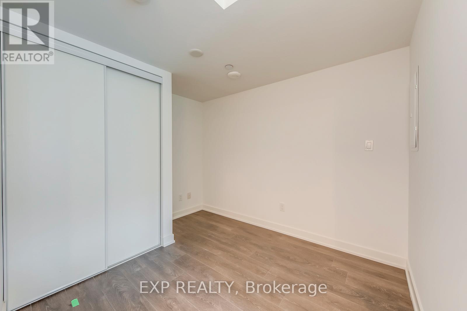 303 - 370 Martha Street, Burlington, Ontario  L7R 0G9 - Photo 13 - W12983992