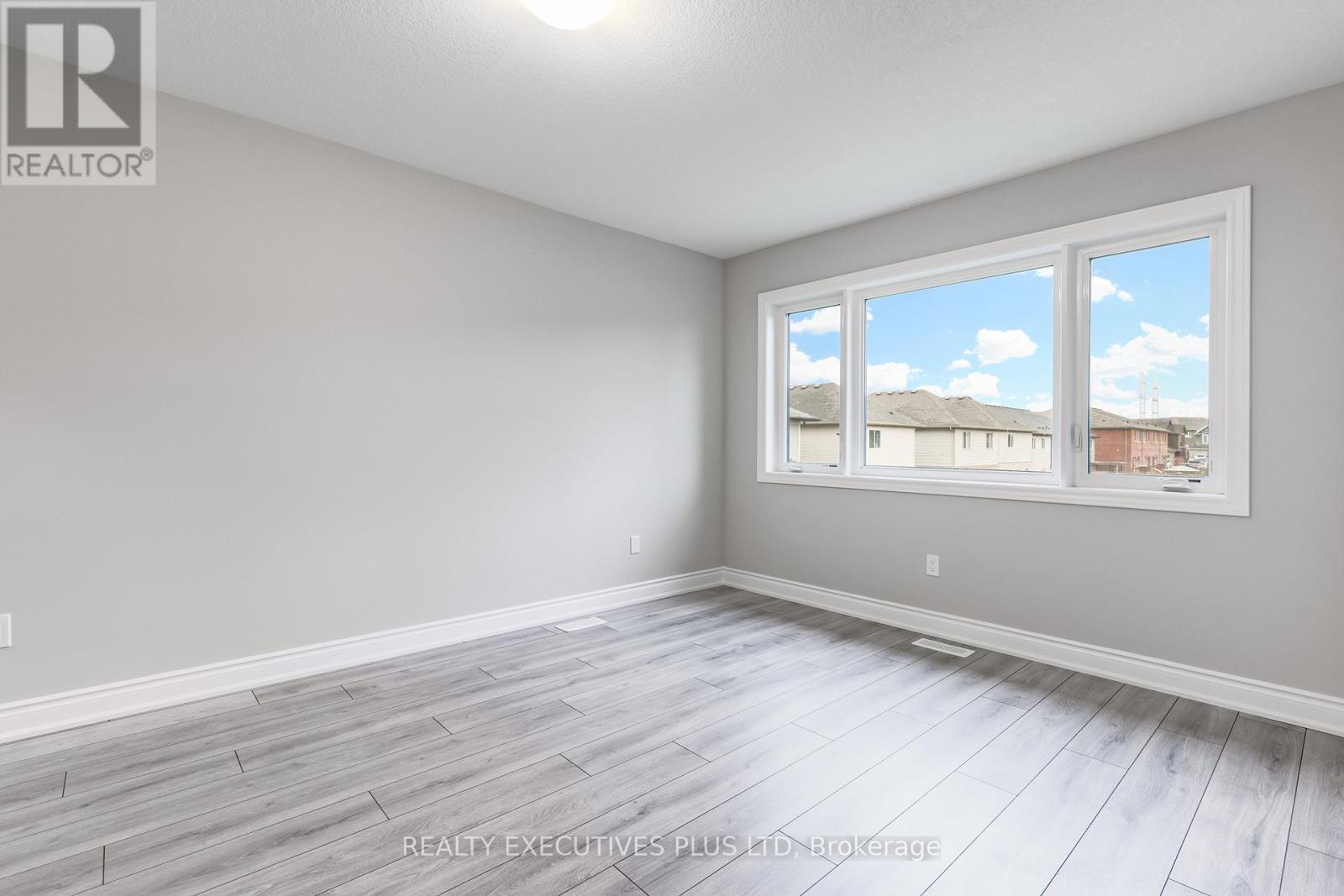 15 Venture Way, Thorold, Ontario  L2V 0G9 - Photo 16 - X12983928