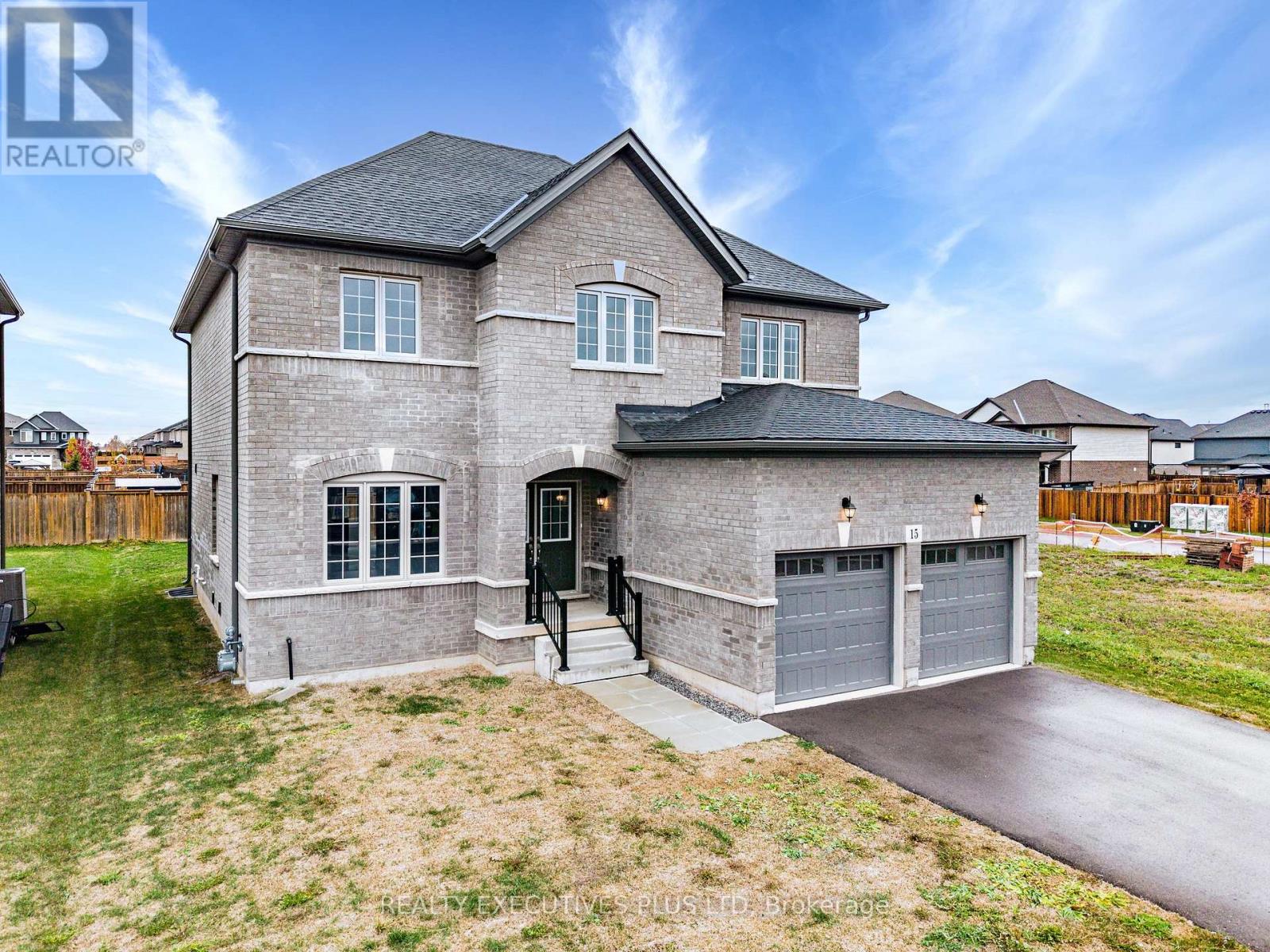 15 Venture Way, Thorold, Ontario  L2V 0G9 - Photo 2 - X12983928