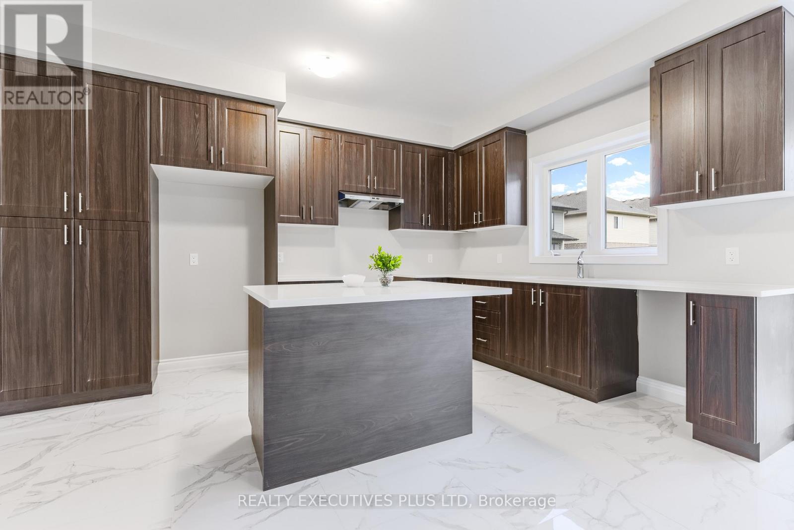 15 Venture Way, Thorold, Ontario  L2V 0G9 - Photo 9 - X12983928