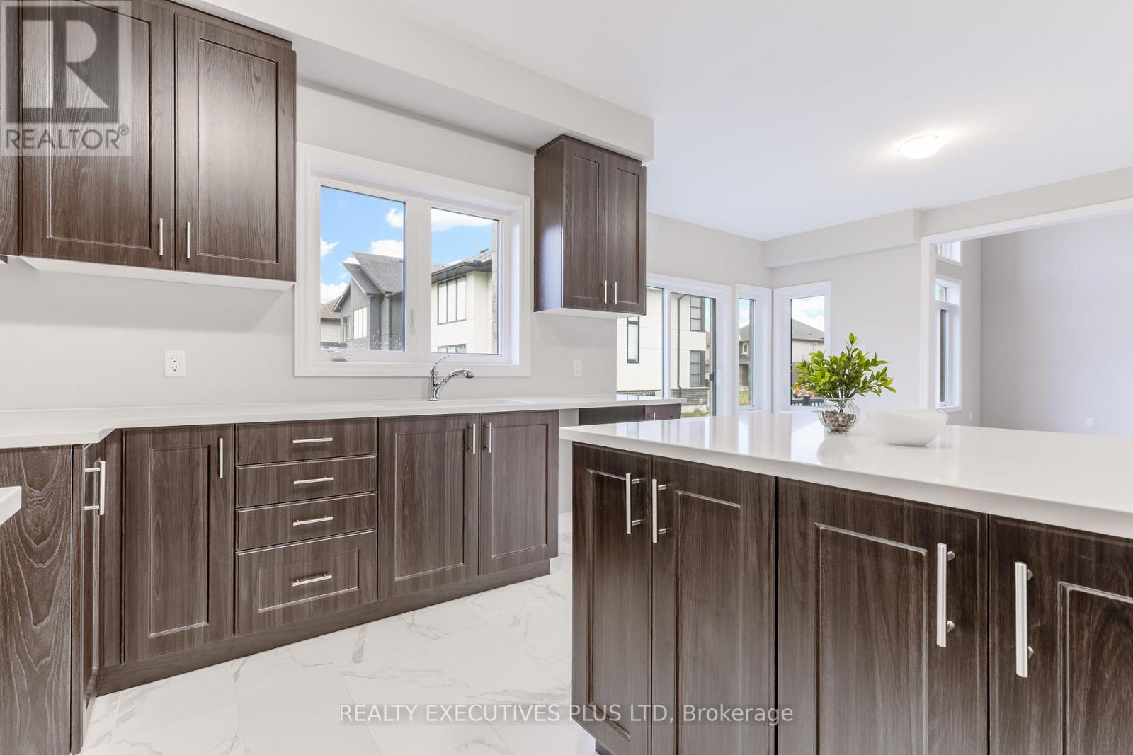 15 Venture Way, Thorold, Ontario  L2V 0G9 - Photo 10 - X12983964