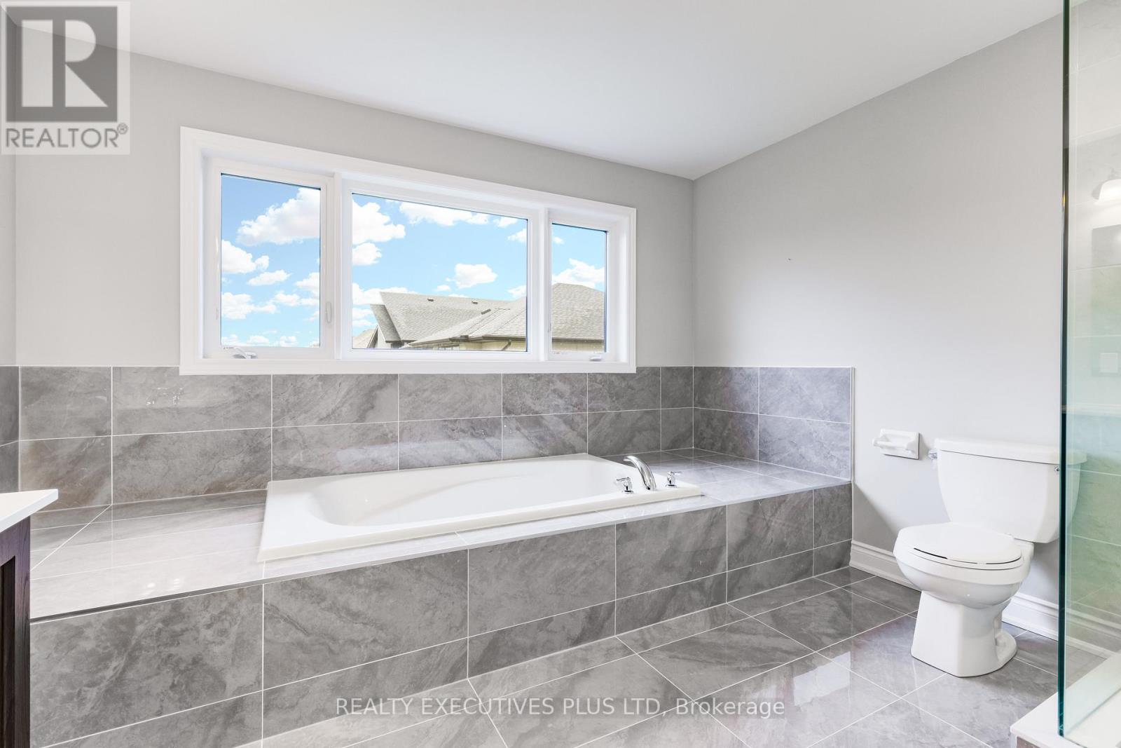 15 Venture Way, Thorold, Ontario  L2V 0G9 - Photo 19 - X12983964