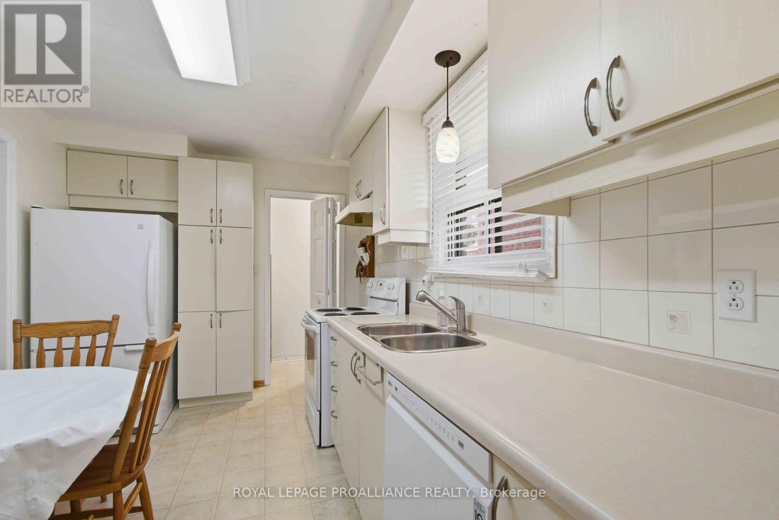 21 Miron Road, Quinte West, Ontario  K8V 3H9 - Photo 12 - X12984170