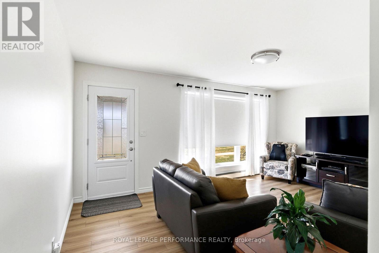 216 Danis Avenue, Cornwall, Ontario  K6H 5E7 - Photo 6 - X12984288