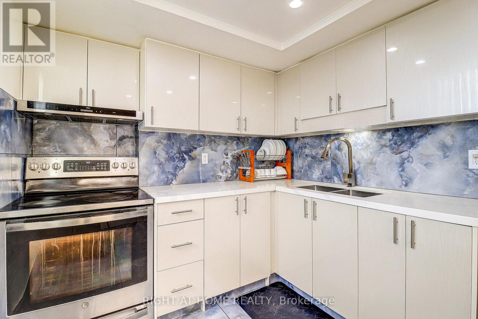 605 - 757 Victoria Park Avenue, Toronto, Ontario  M4C 5N8 - Photo 2 - E12916448