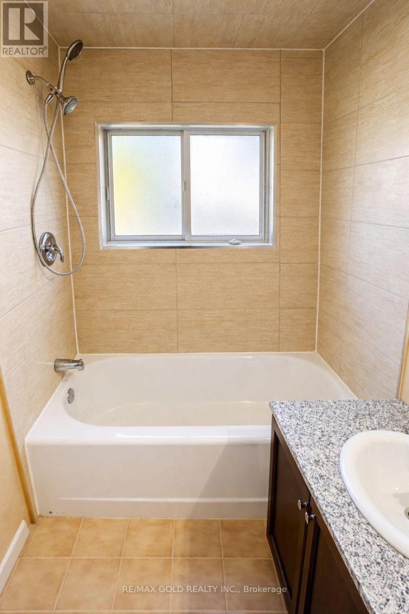 7681 Redstone Road, Mississauga (Malton), Ontario  L4T 2B7 - Photo 10 - W12979418