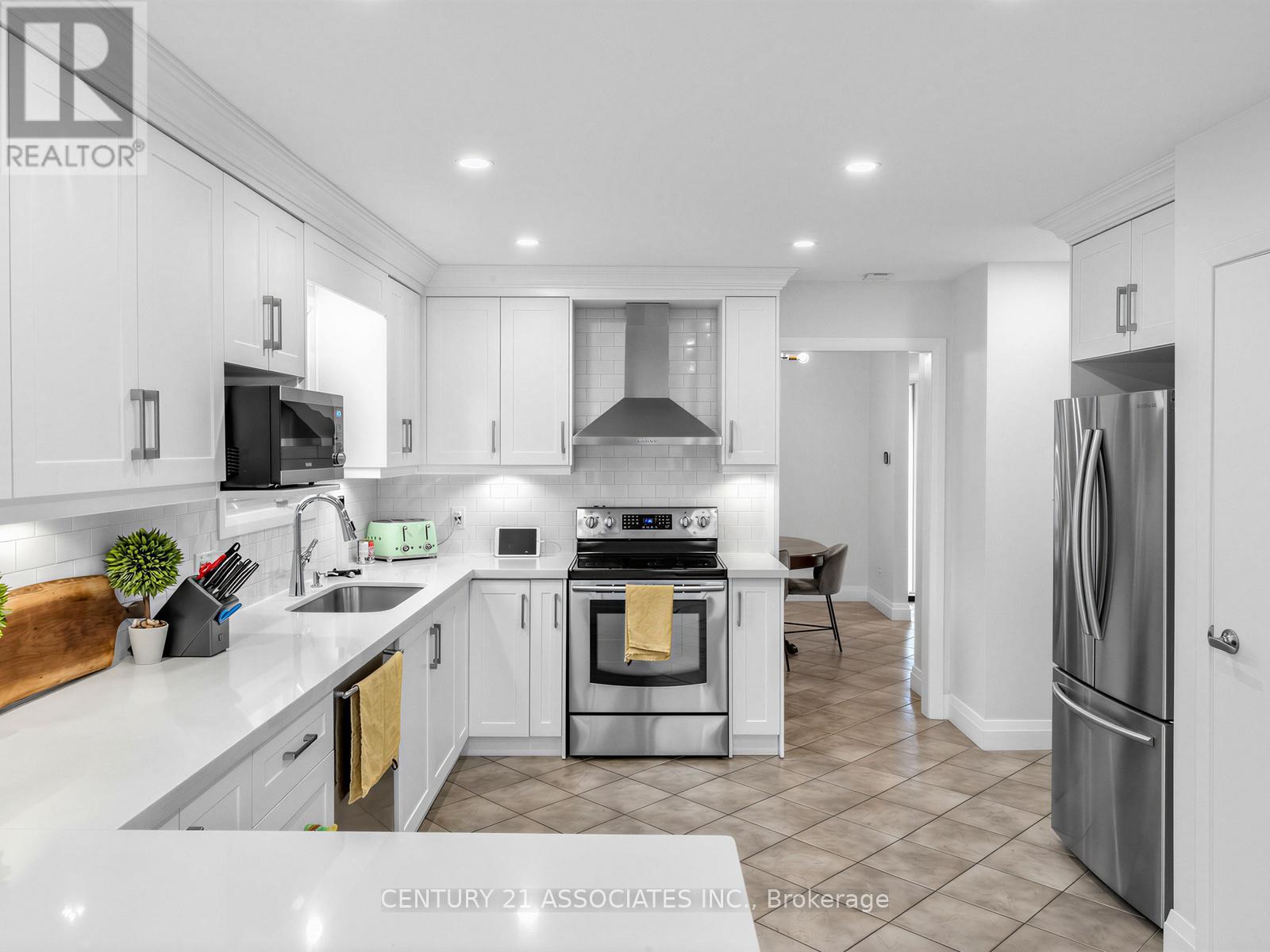 4049 Teakwood Drive, Mississauga (Creditview), Ontario  L5C 3L2 - Photo 10 - W12982730