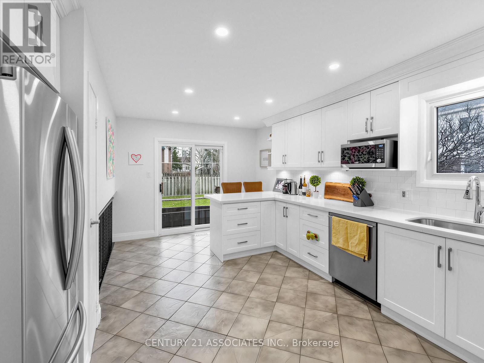 4049 Teakwood Drive, Mississauga (Creditview), Ontario  L5C 3L2 - Photo 9 - W12982730