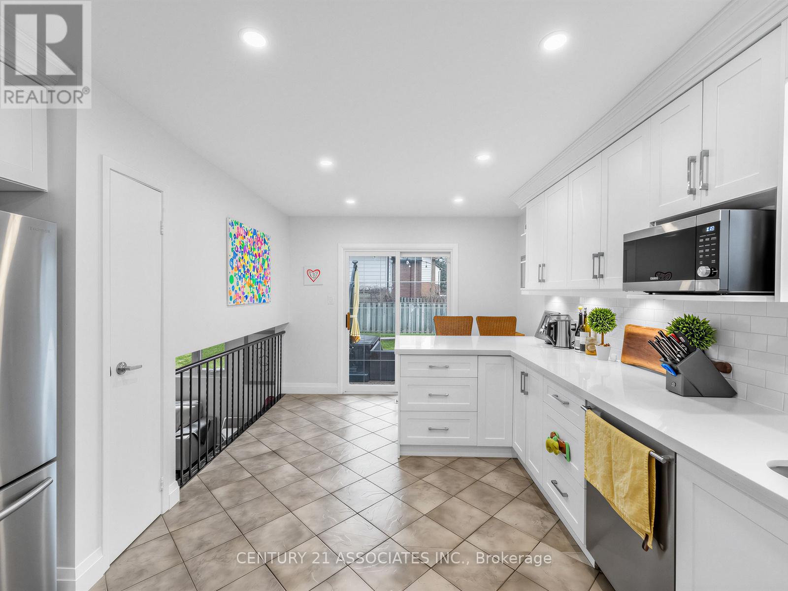 4049 Teakwood Drive, Mississauga (Creditview), Ontario  L5C 3L2 - Photo 11 - W12982730