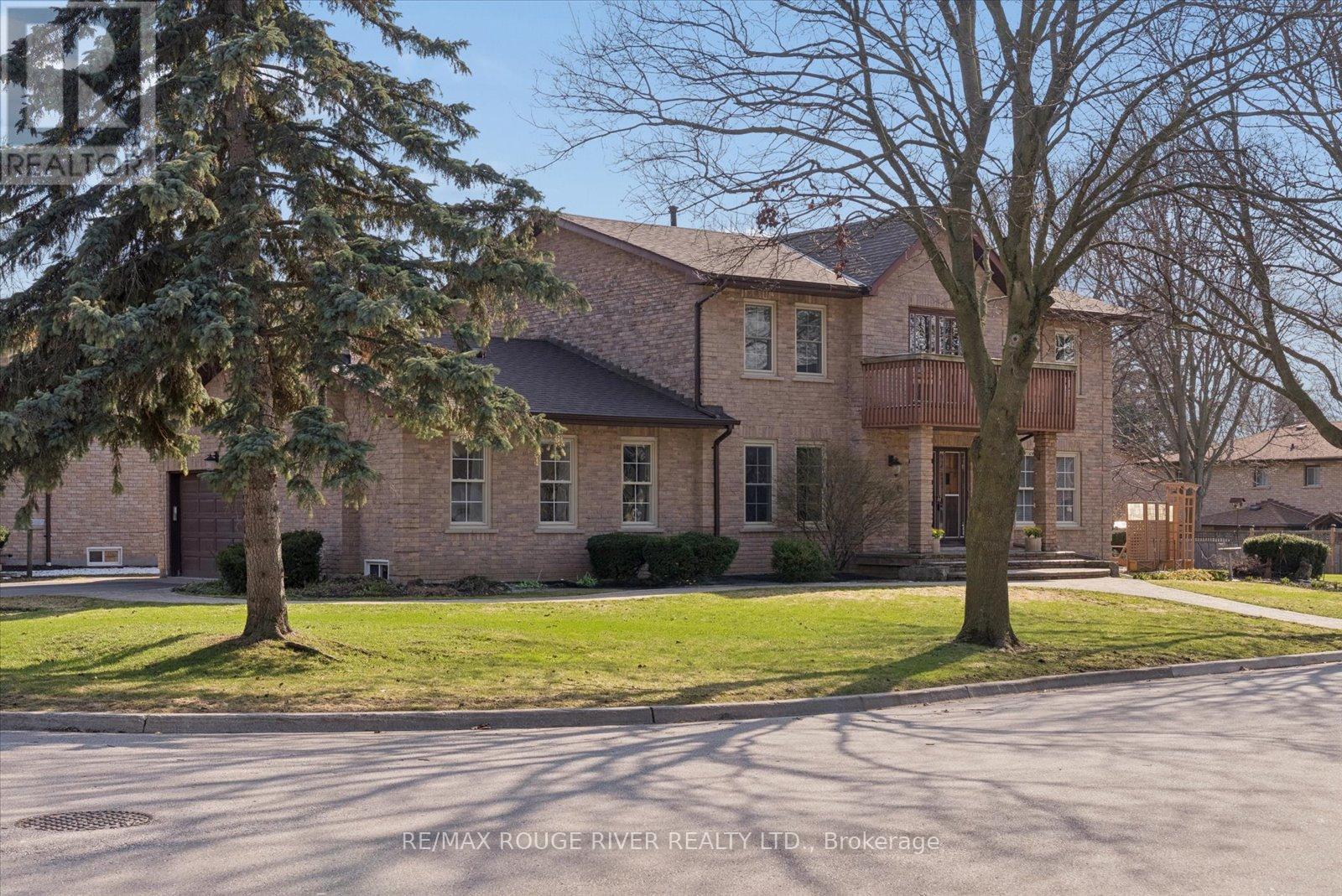 2 WORFOLK PLACE, Whitby, Ontario