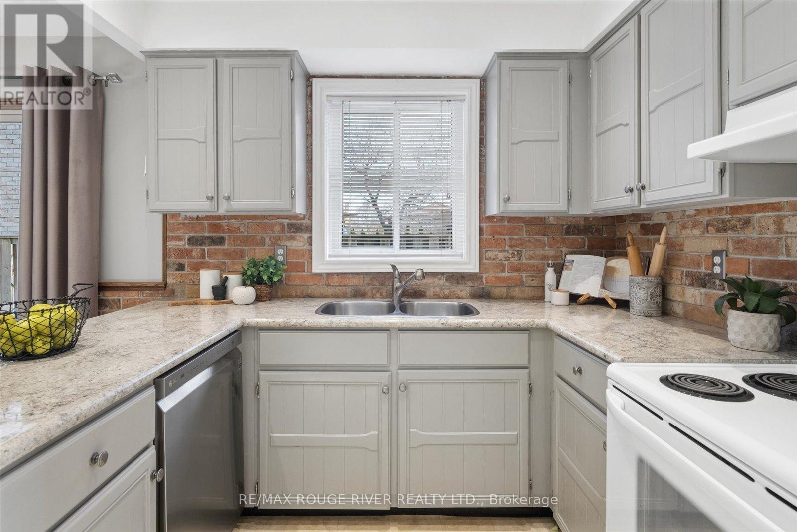 2 Worfolk Place, Whitby, Ontario  L1N 6Z2 - Photo 13 - E12984196