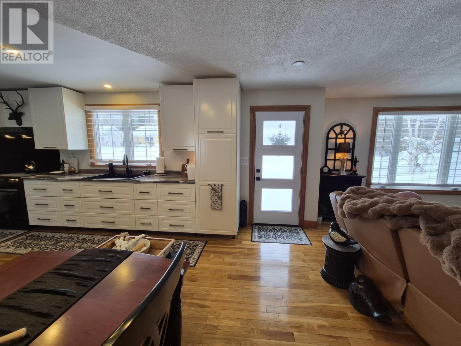 34 Redwing Ave, Manitouwadge, Ontario  P0T 2C0 - Photo 4 - TB2600666