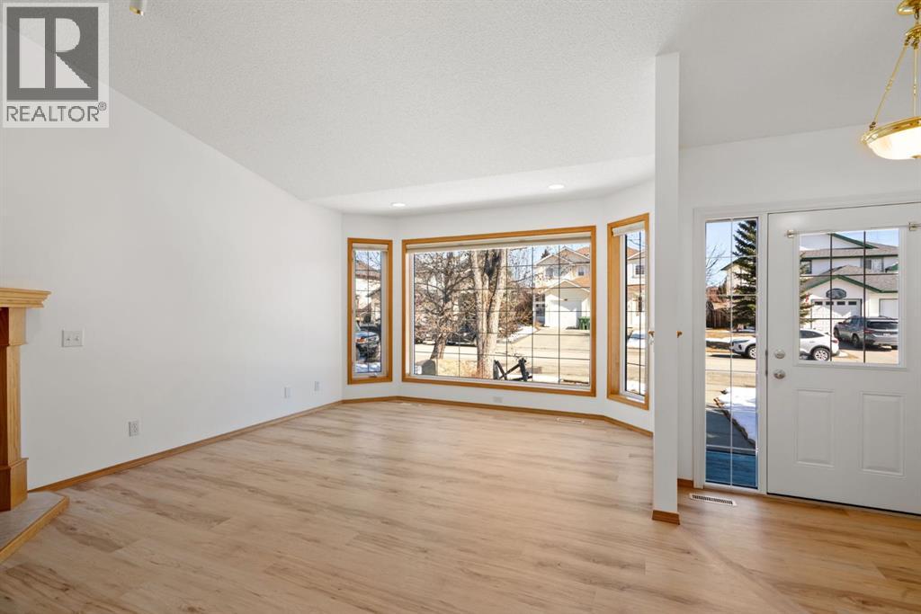 219 Quigley Drive, Cochrane, Alberta  T4C 1T3 - Photo 4 - A2299527