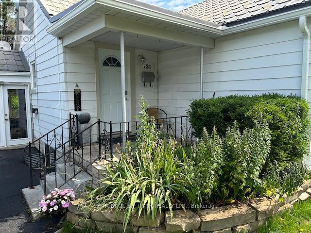 121 Cumberland Street, Barrie, Ontario  L4N 2P8 - Photo 2 - S12984002