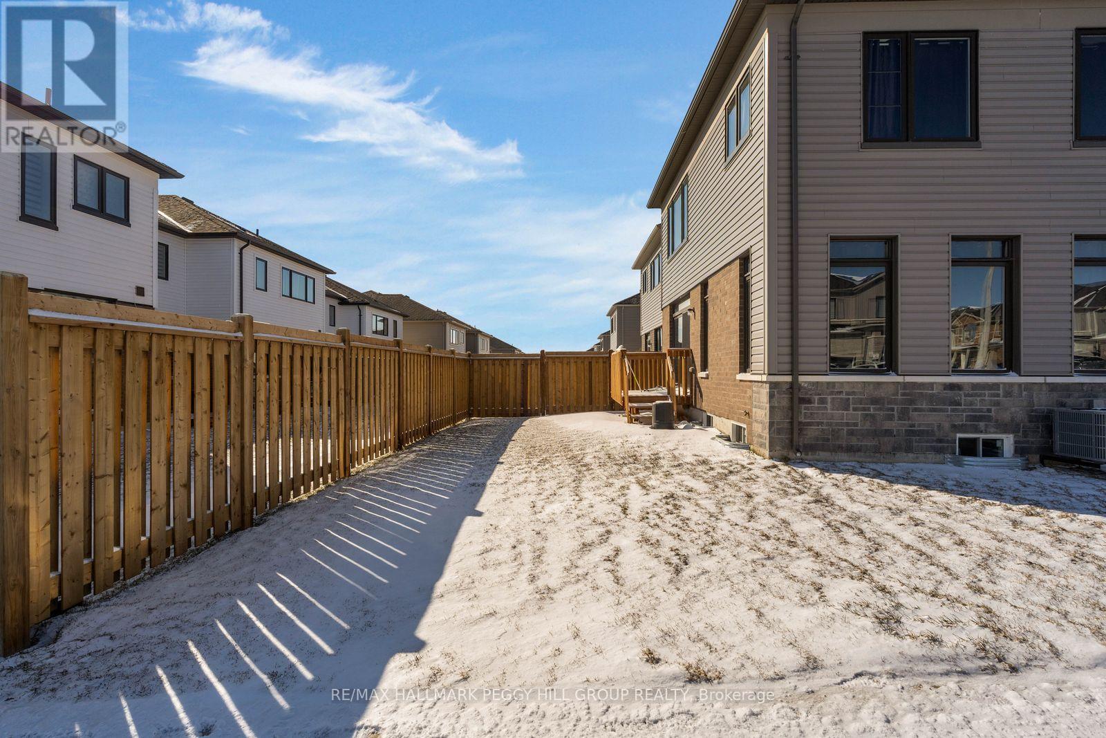 52 Durham Avenue, Barrie, Ontario  L9J 0W7 - Photo 2 - S12984296