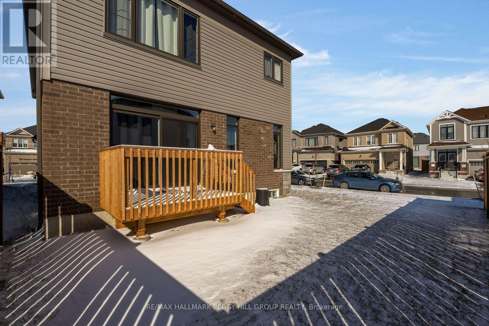 52 Durham Avenue, Barrie, Ontario  L9J 0W7 - Photo 3 - S12984296