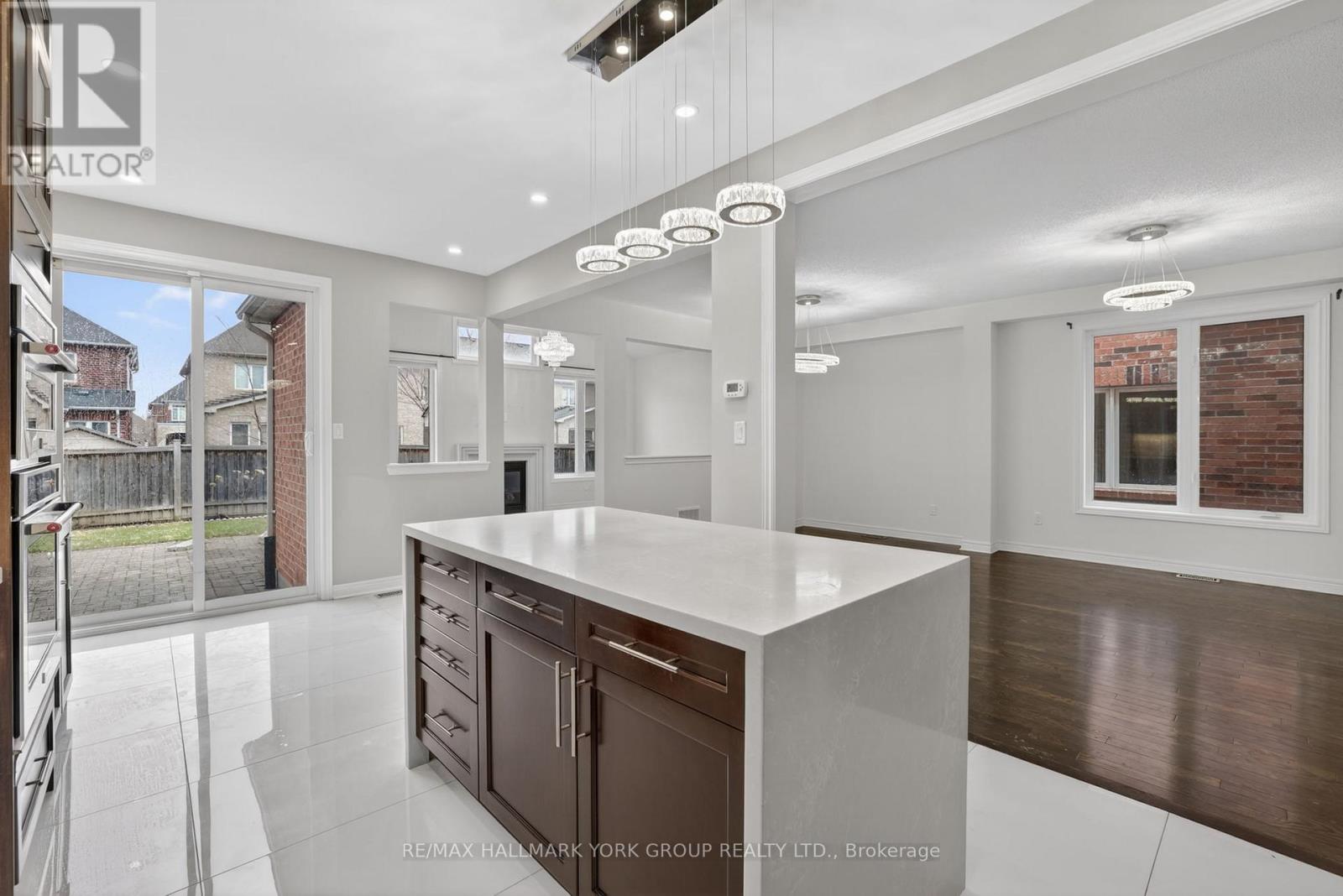 35 Amberwing Landing, Bradford West Gwillimbury, Ontario  L3Z 0H9 - Photo 12 - N12963096