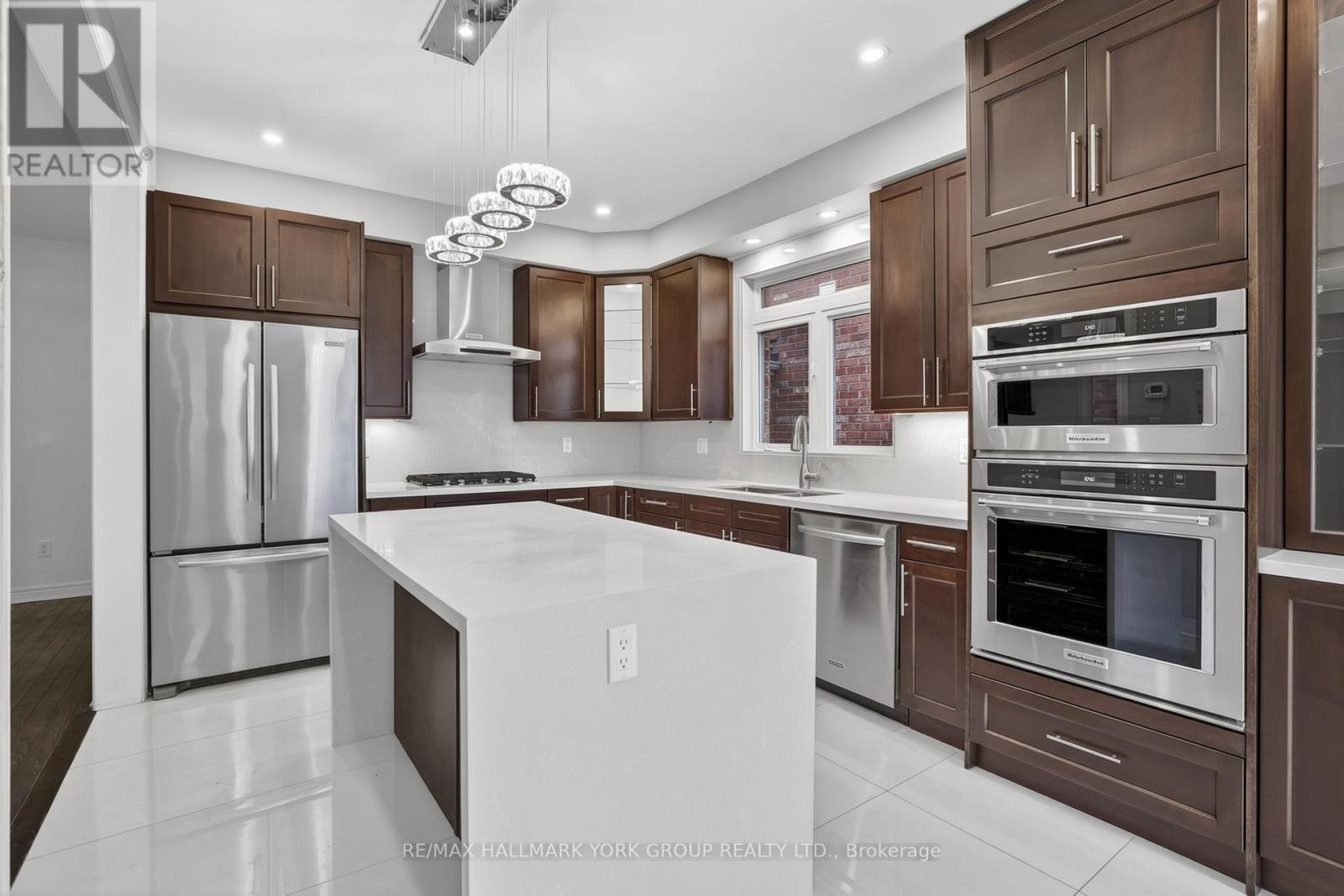 35 Amberwing Landing, Bradford West Gwillimbury, Ontario  L3Z 0H9 - Photo 10 - N12963096