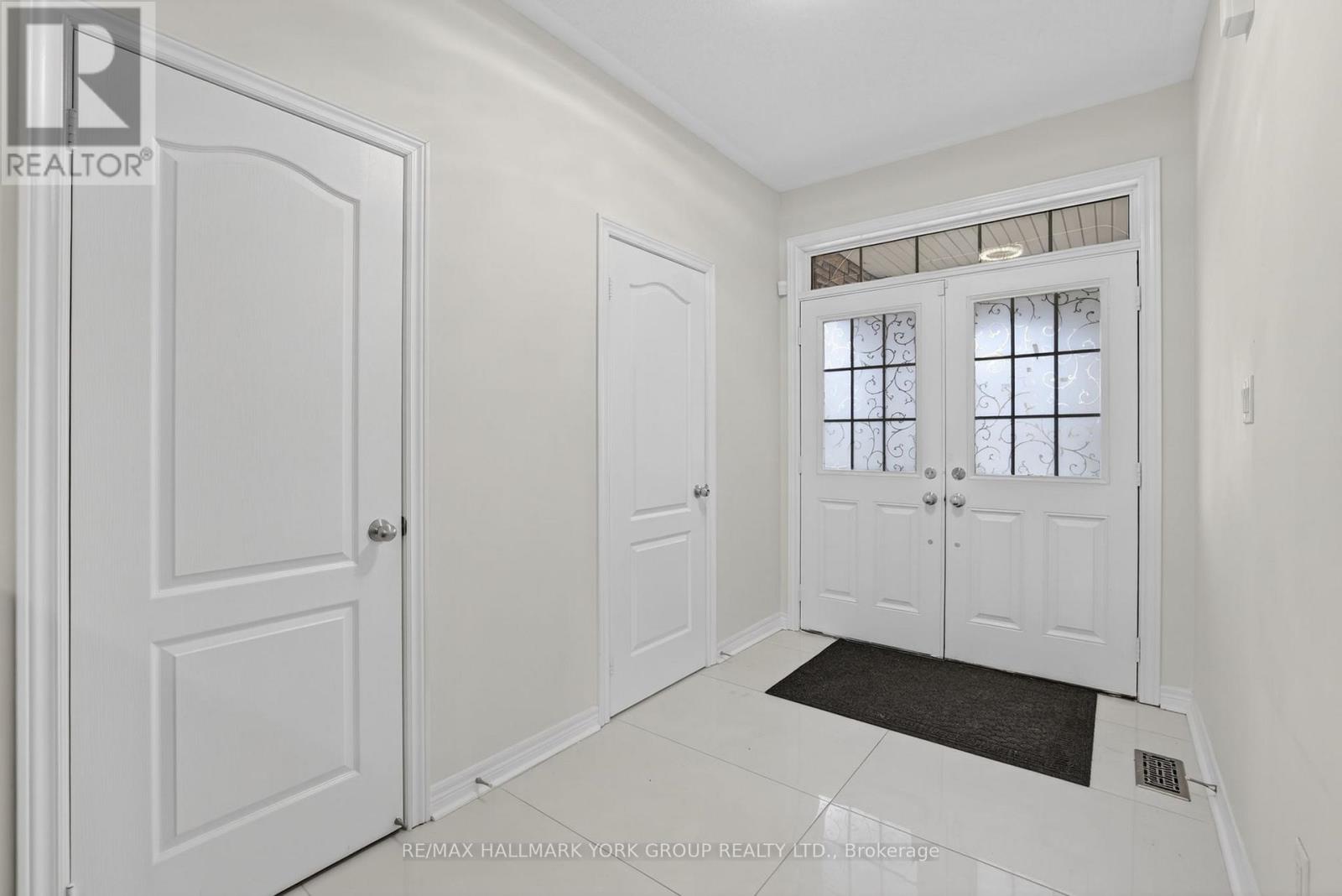 35 Amberwing Landing, Bradford West Gwillimbury, Ontario  L3Z 0H9 - Photo 2 - N12963096