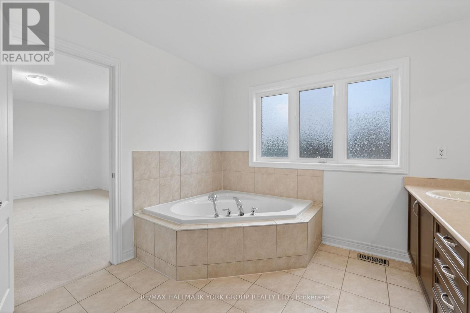 35 Amberwing Landing, Bradford West Gwillimbury, Ontario  L3Z 0H9 - Photo 21 - N12963096