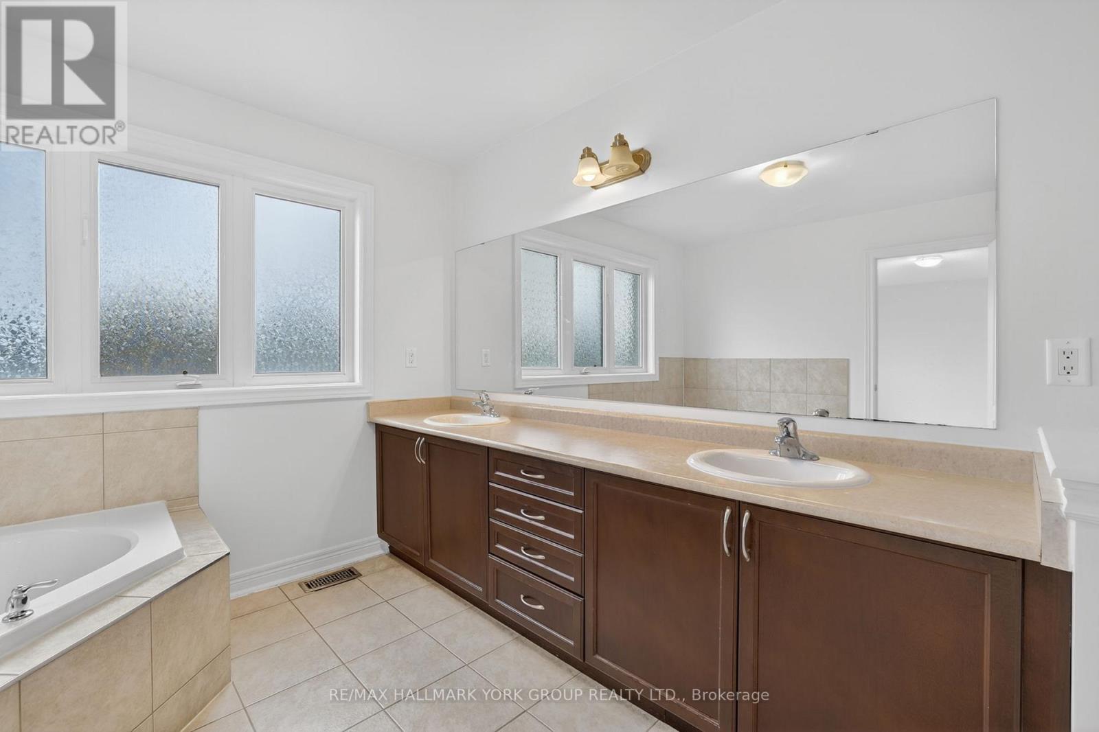 35 Amberwing Landing, Bradford West Gwillimbury, Ontario  L3Z 0H9 - Photo 20 - N12963096