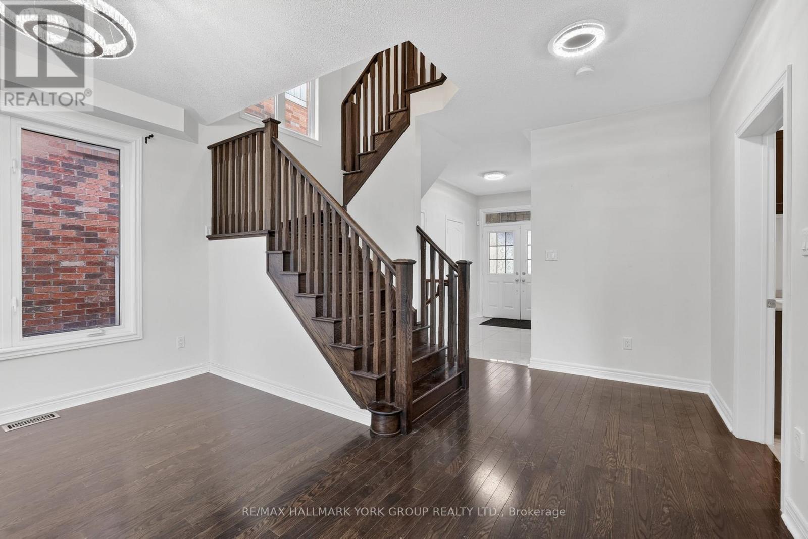 35 Amberwing Landing, Bradford West Gwillimbury, Ontario  L3Z 0H9 - Photo 4 - N12963096