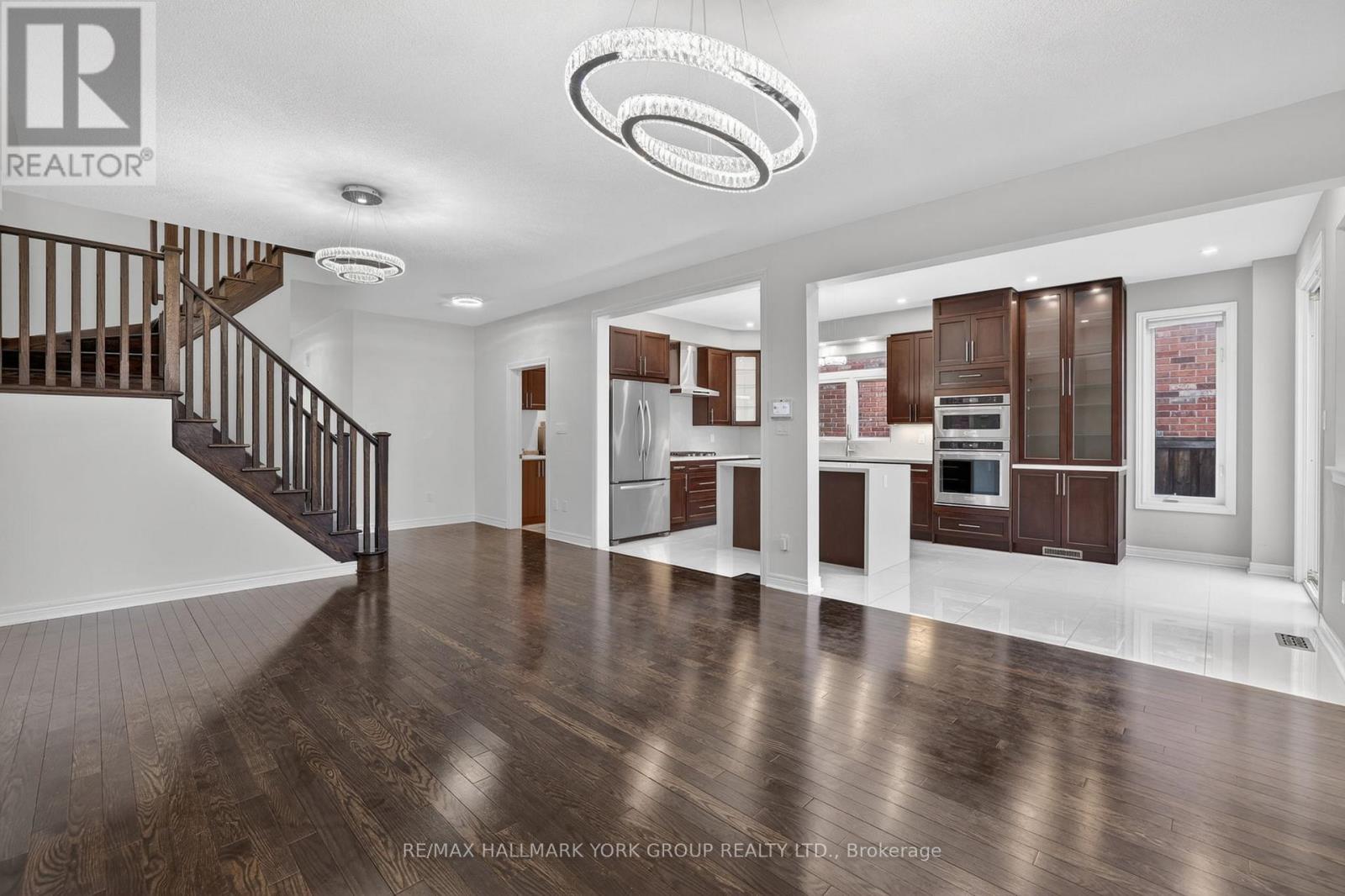 35 Amberwing Landing, Bradford West Gwillimbury, Ontario  L3Z 0H9 - Photo 7 - N12963096