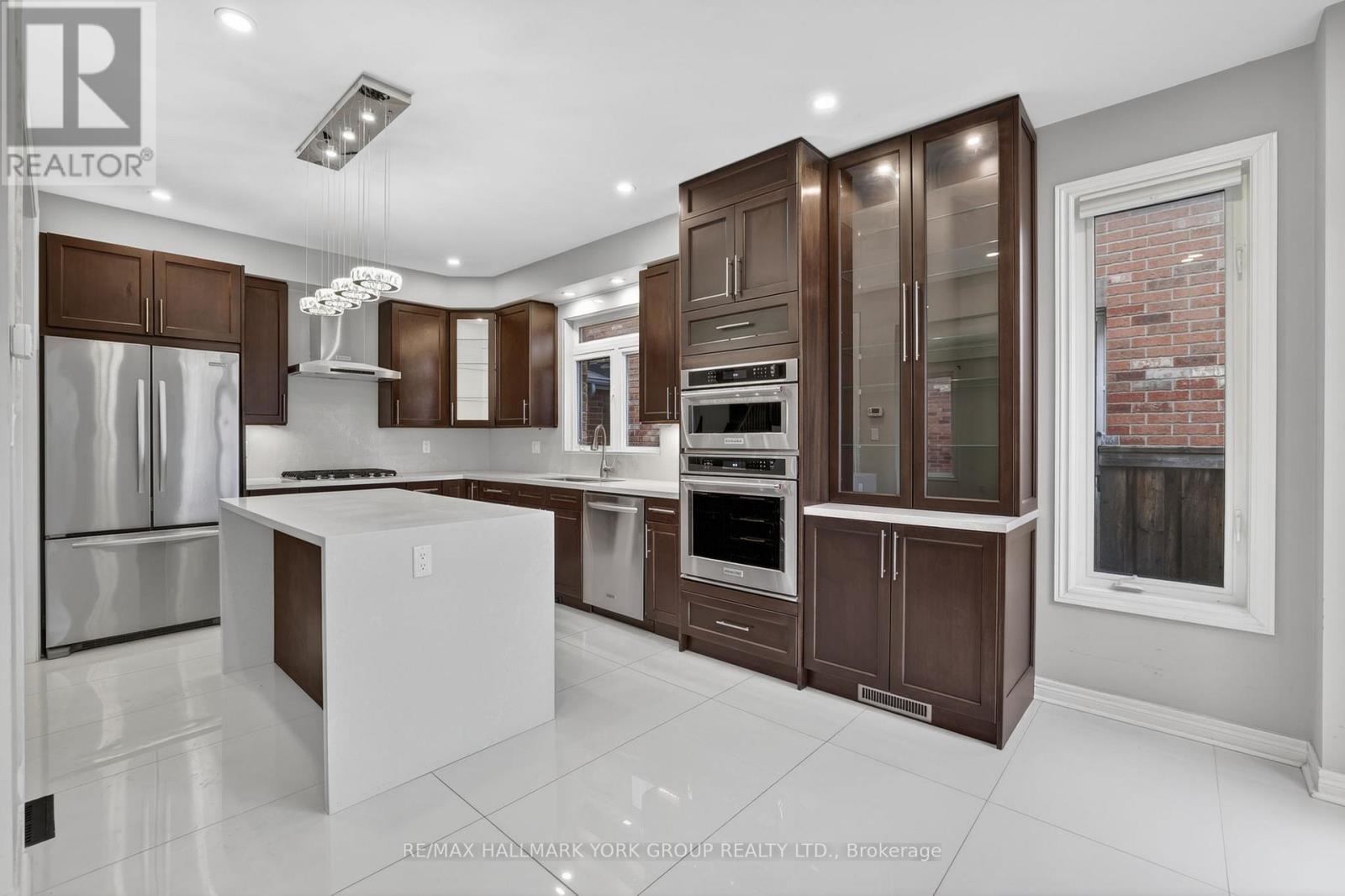 35 Amberwing Landing, Bradford West Gwillimbury, Ontario  L3Z 0H9 - Photo 9 - N12963096