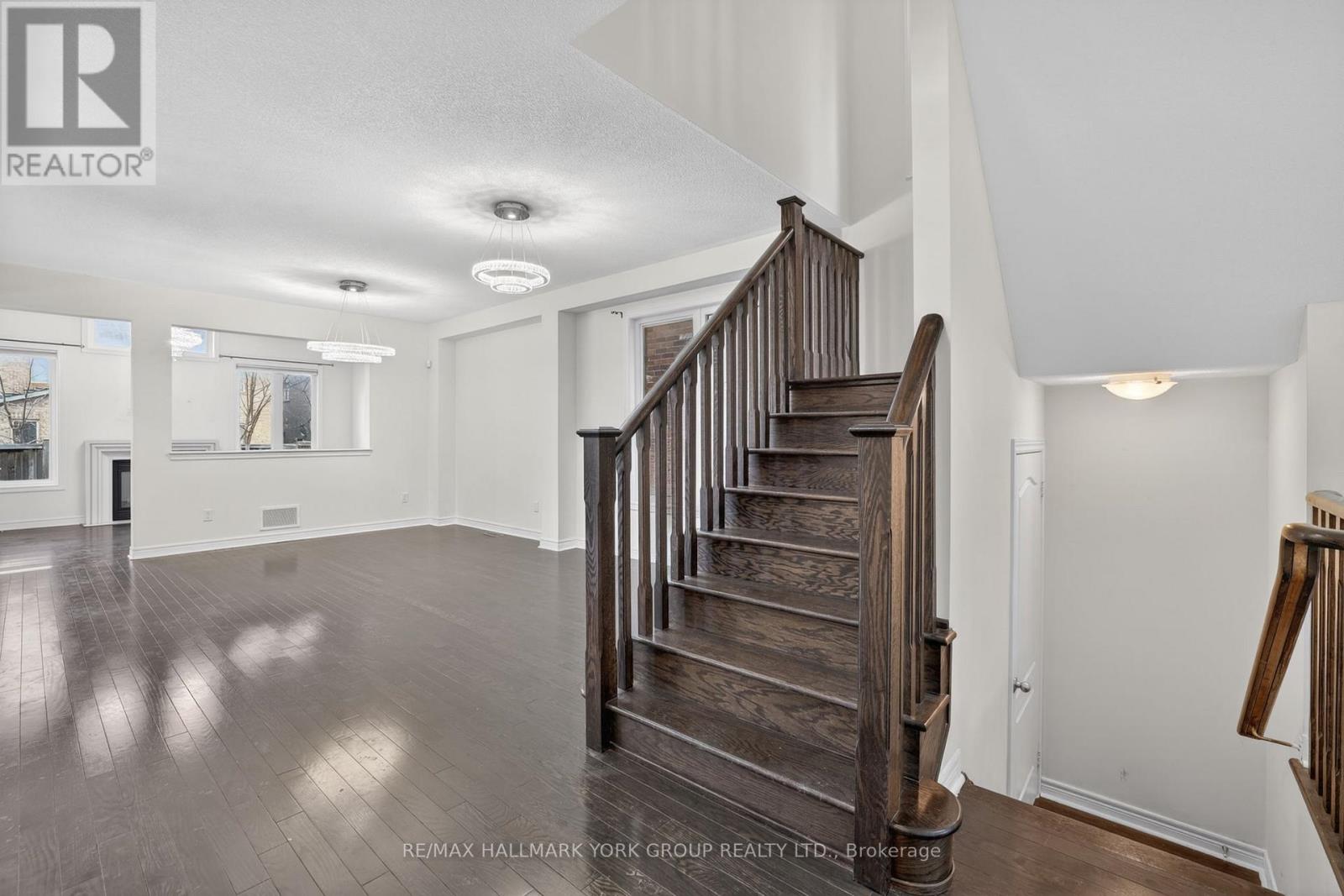 35 Amberwing Landing, Bradford West Gwillimbury, Ontario  L3Z 0H9 - Photo 3 - N12963096