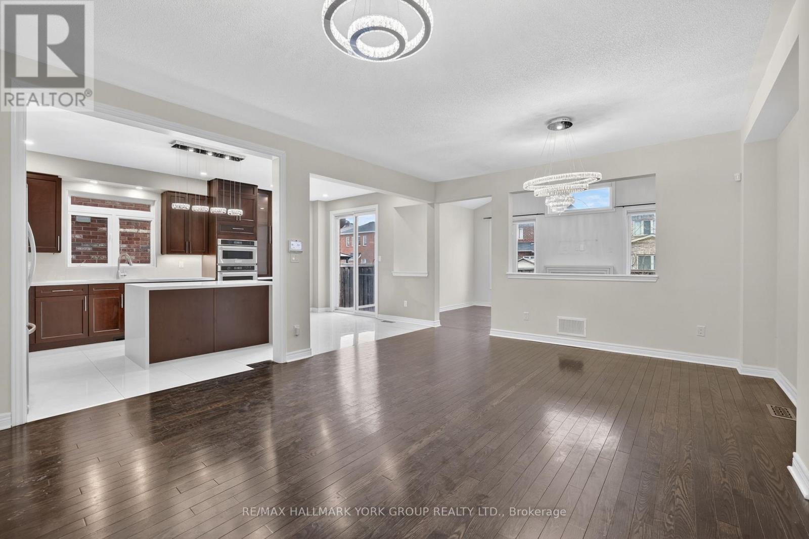 35 Amberwing Landing, Bradford West Gwillimbury, Ontario  L3Z 0H9 - Photo 6 - N12963096