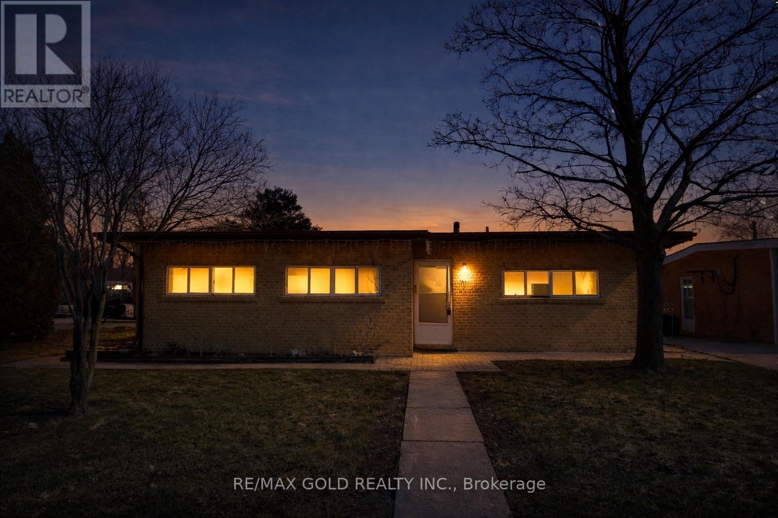 7681 Redstone Road, Mississauga (Malton), Ontario  L4T 2B7 - Photo 3 - W12979418