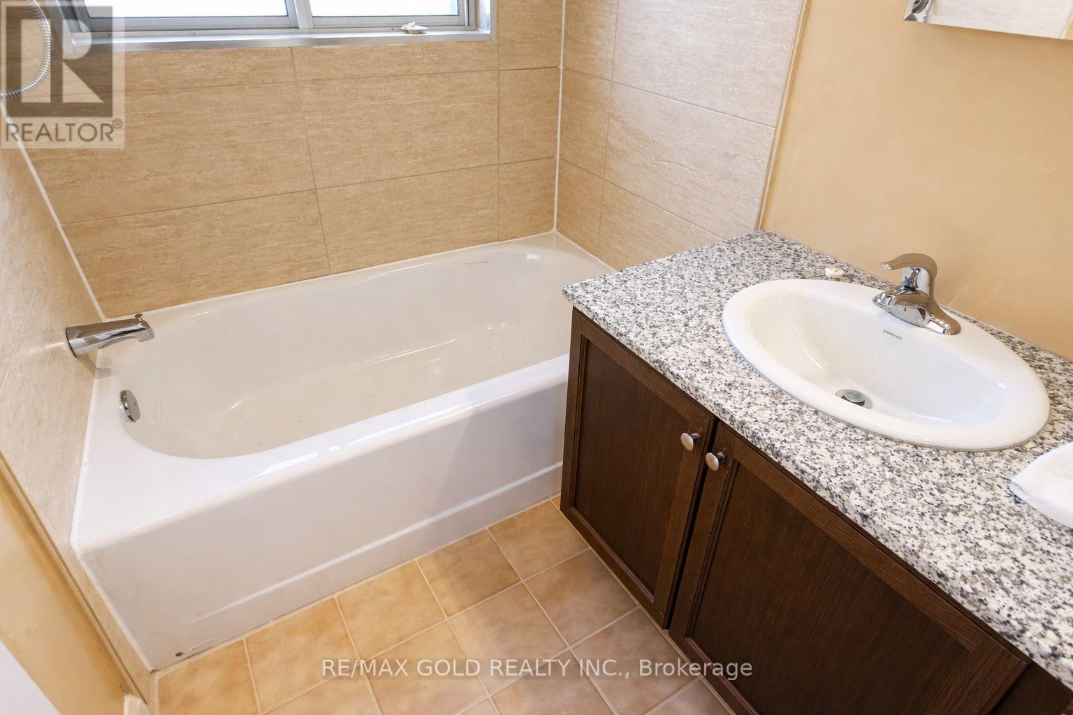 7681 Redstone Road, Mississauga (Malton), Ontario  L4T 2B7 - Photo 11 - W12979418