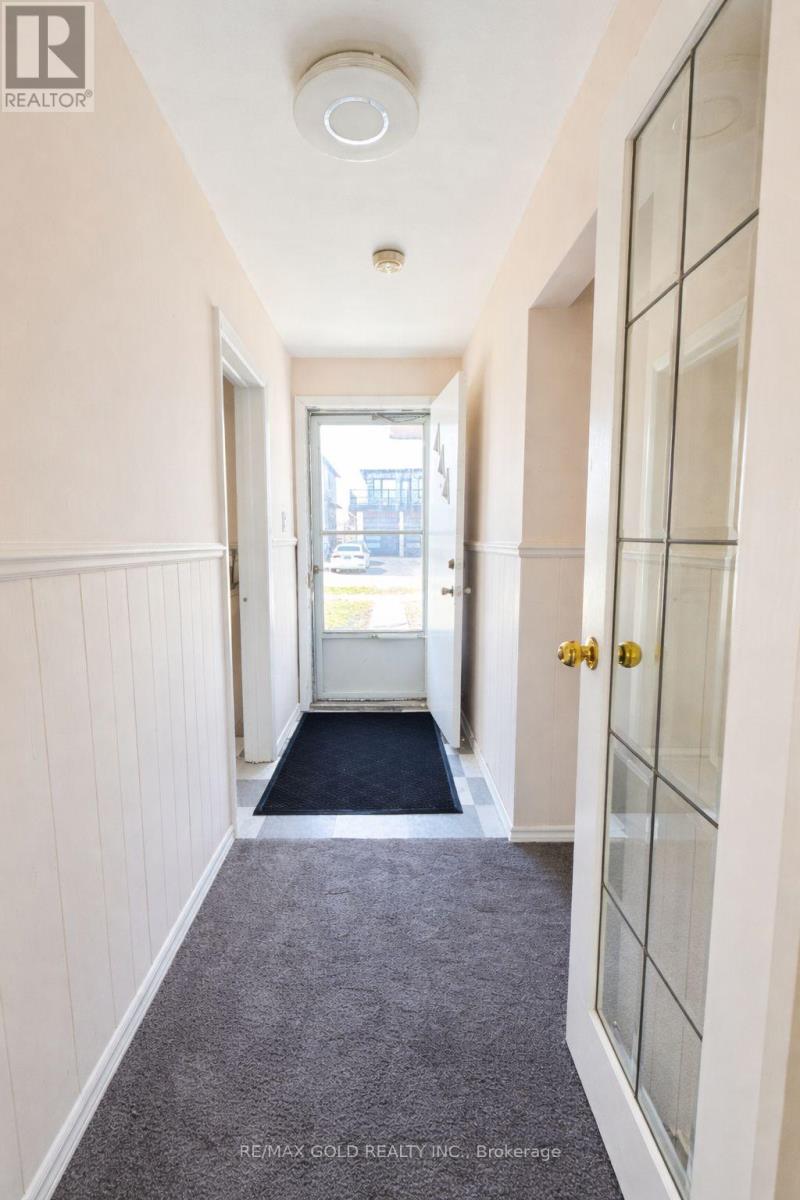 7681 Redstone Road, Mississauga (Malton), Ontario  L4T 2B7 - Photo 4 - W12979418