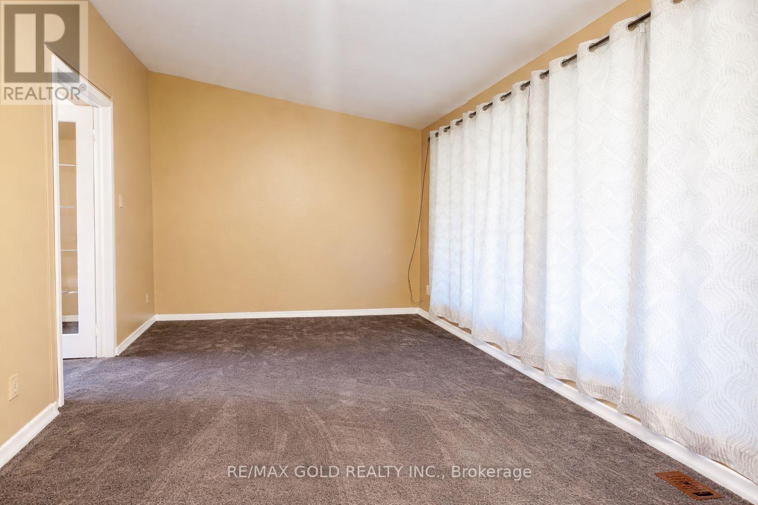 7681 Redstone Road, Mississauga (Malton), Ontario  L4T 2B7 - Photo 8 - W12979418