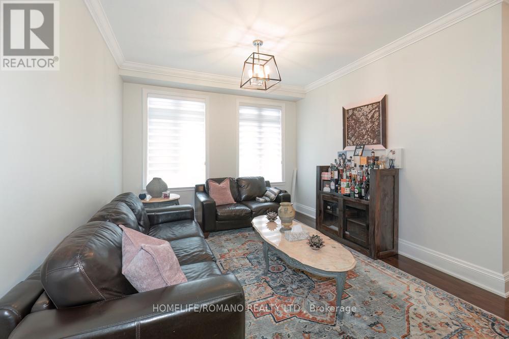 100 Falstaff Avenue, Toronto (Rustic), Ontario  M6L 2E4 - Photo 5 - W12984052