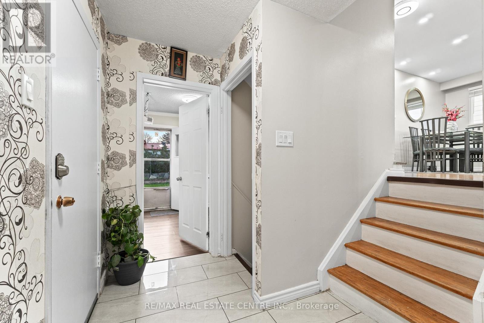 23 Jefferson Road, Brampton, Ontario  L6S 2G6 - Photo 7 - W12984070