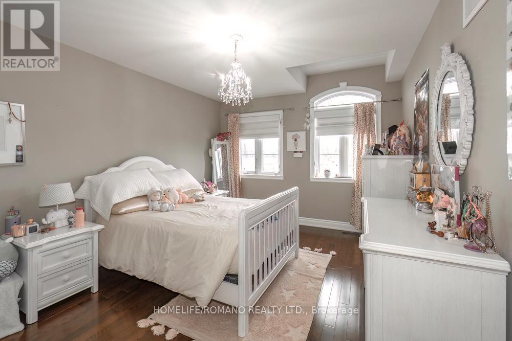 100 Falstaff Avenue, Toronto, Ontario  M6L 2E4 - Photo 17 - W12984088