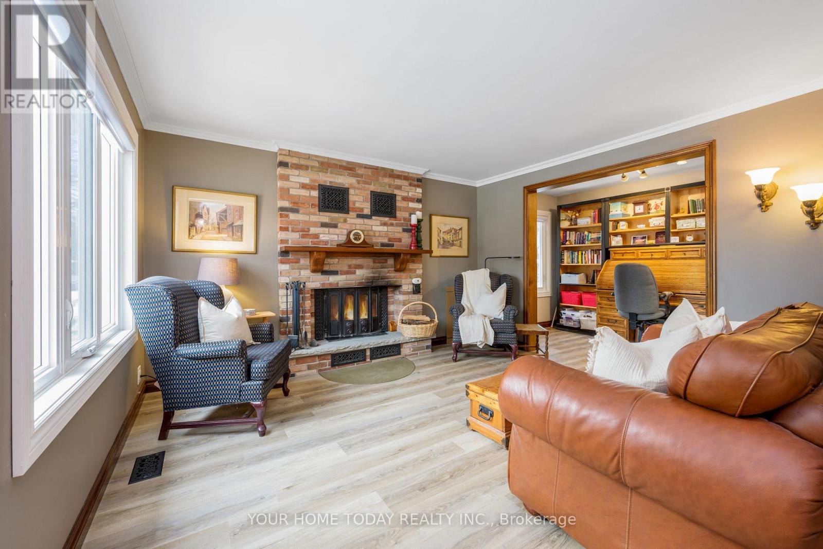 20 Elgin Street, Halton Hills (Georgetown), Ontario  L7G 3M3 - Photo 4 - W12984100