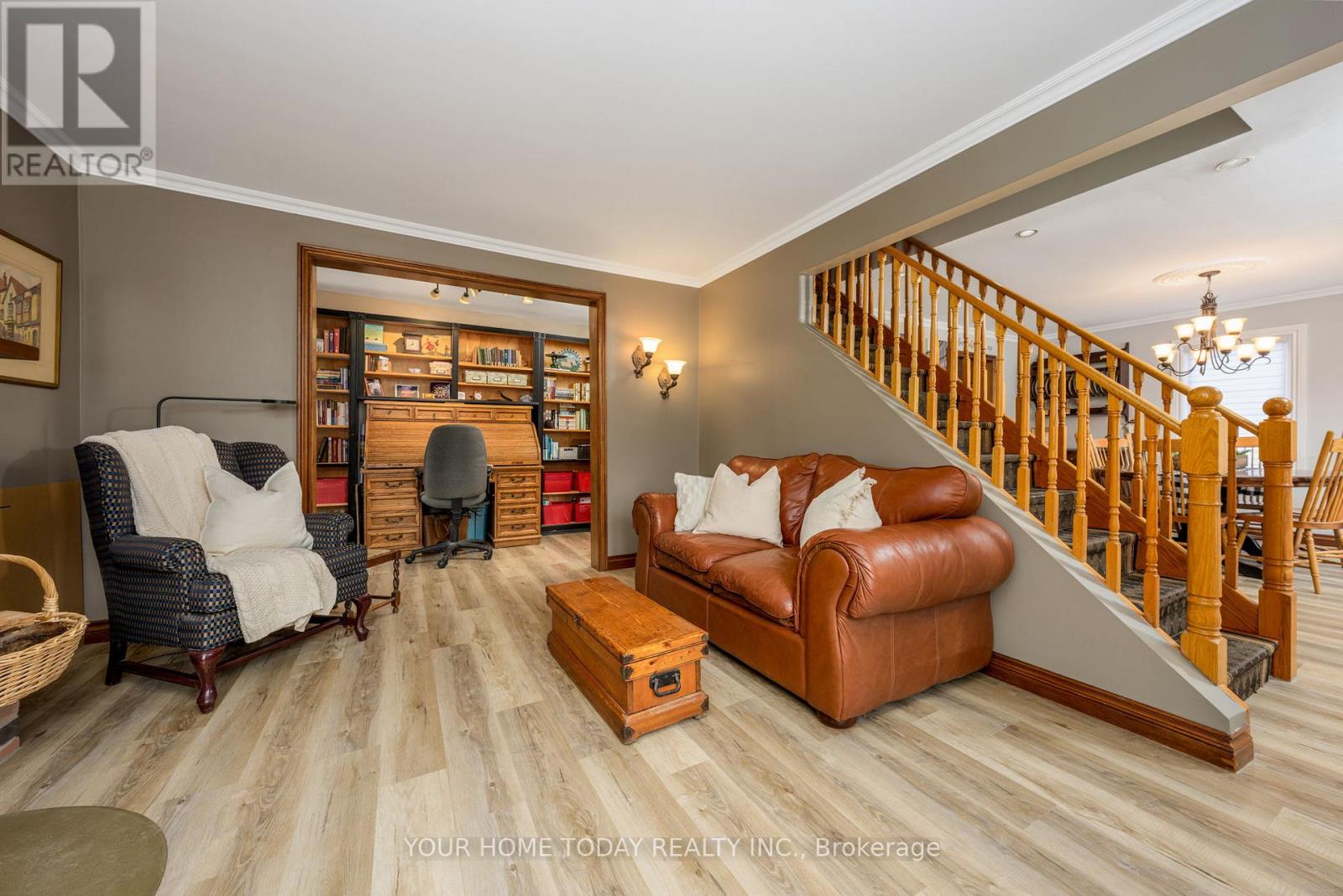 20 Elgin Street, Halton Hills (Georgetown), Ontario  L7G 3M3 - Photo 6 - W12984100