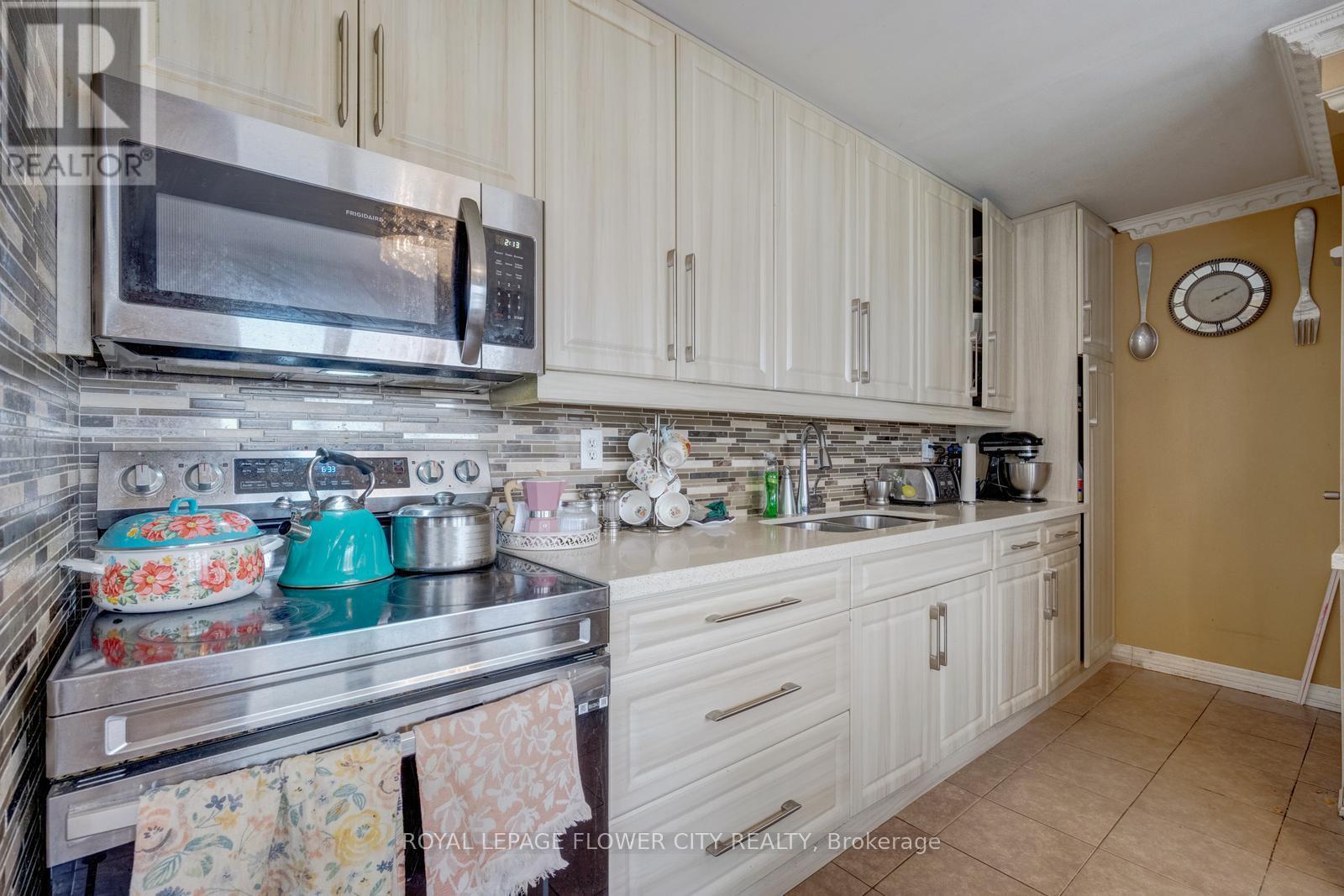 20 N Alarton Street, Mississauga, Ontario  L4T 1J8 - Photo 10 - W12984110