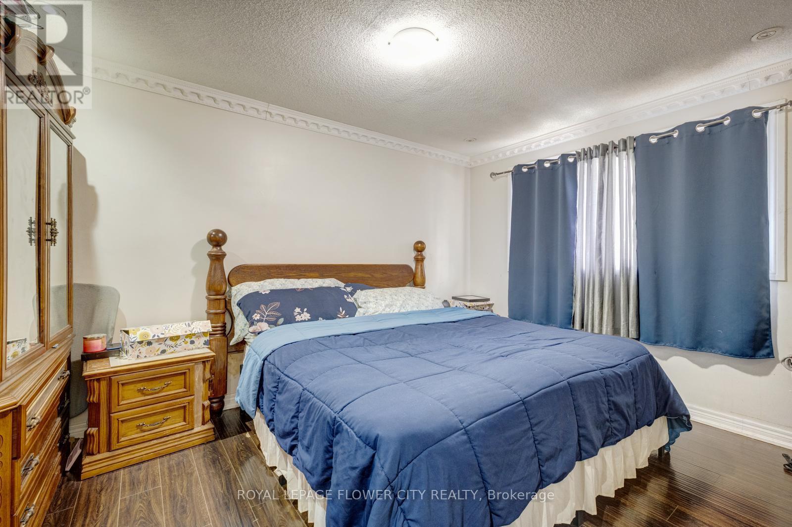 20 N Alarton Street, Mississauga, Ontario  L4T 1J8 - Photo 17 - W12984110